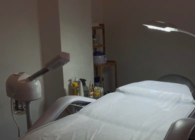 Sala de tratamento suave no Glow Studio em Bragança, Bragança, PT, destacando uma cama de spa iluminada.