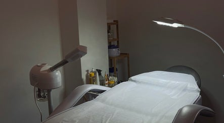 Sala de tratamento suave no Glow Studio em Bragança, Bragança, PT, destacando uma cama de spa iluminada.