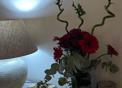 Decoração elegante com flores vermelhas e lâmpada suave no Glow Studio, Bragança, Bragança, PT.