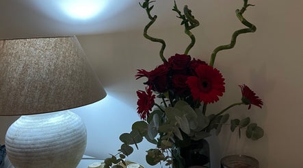 Decoração elegante com flores vermelhas e lâmpada suave no Glow Studio, Bragança, Bragança, PT.