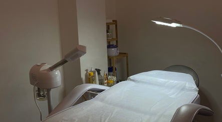 Sala de tratamento relaxante no Glow Studio, Bragança, Bragança, PT, com mesa de massagem e iluminação suave.