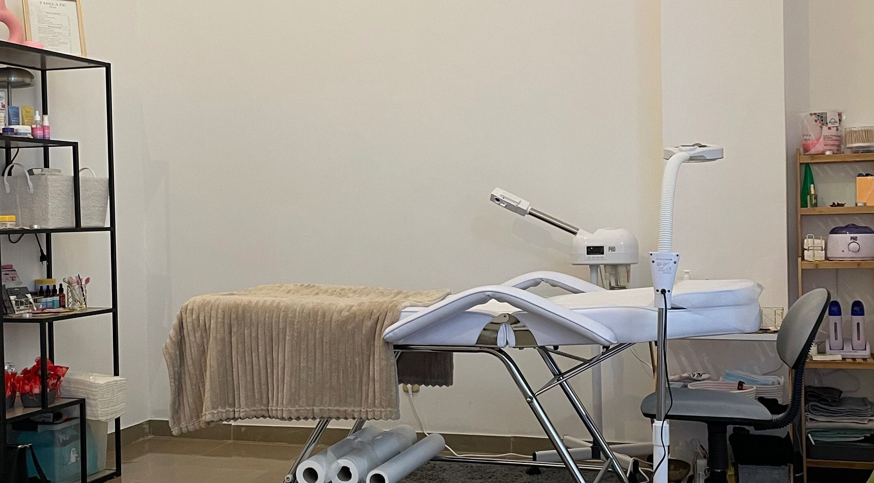 Sala de tratamento no Glow Studio by Miriam, Bragança, Bragança, PT: cama de estética e prateleiras organizadas.