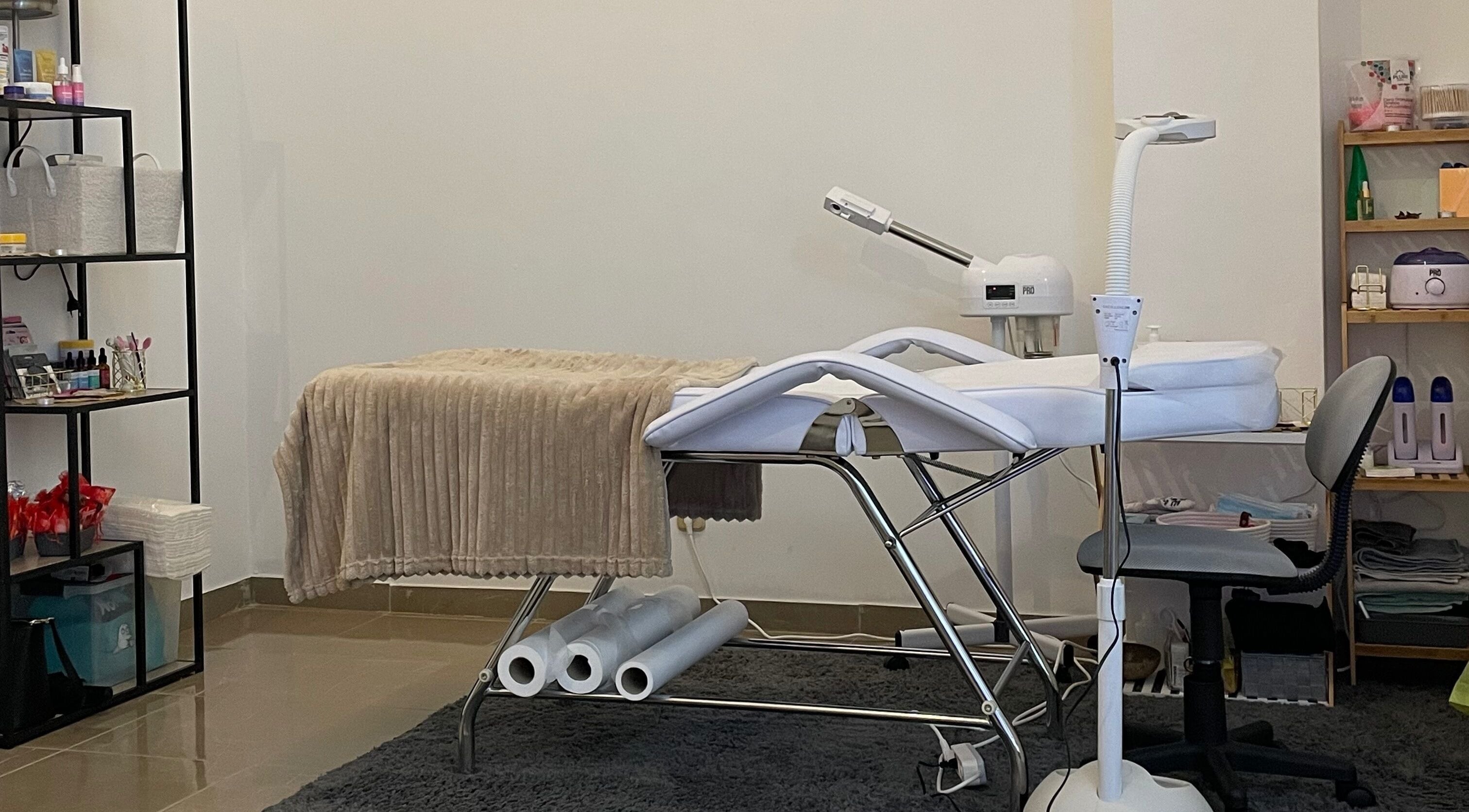 Sala de tratamento em Glow Studio by Miriam, Bragança, Bragança, PT, com maca e equipamentos de beleza.