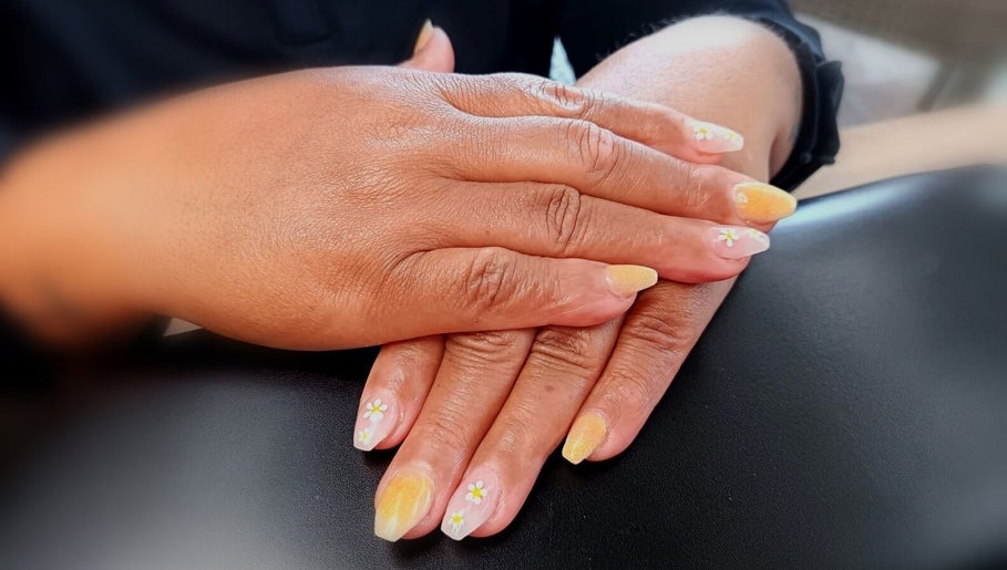 Stylish daisy nail art at Cute-Icles, Boksburg, Gauteng, ZA, showcasing detailed manicure on hands.