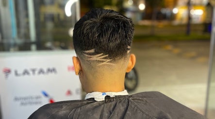 Modern haircut design at JL BARBER-TATTOO STUDIO in Ate, Provincia De Lima, PE, showcasing expert precision.