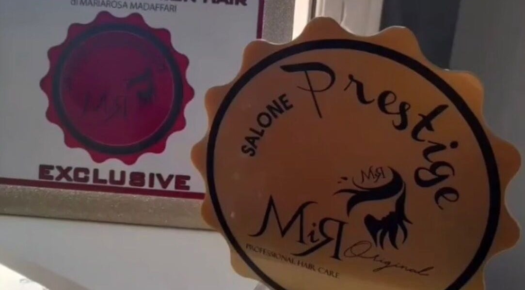 Logo del Salone Prestige di Mariarosa Fashion Hair, Delianuova, Calabria, IT, simbolo di esclusività e qualità.