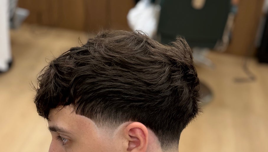 Coupe de cheveux moderne chez DBL-Cutzz, Quetigny, Bourgogne-franche-comté, FR, mettant en valeur une finition élégante.