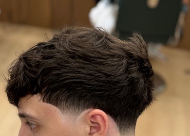 Coupe de cheveux moderne chez DBL-Cutzz, Quetigny, Bourgogne-franche-comté, FR, mettant en valeur une finition élégante.