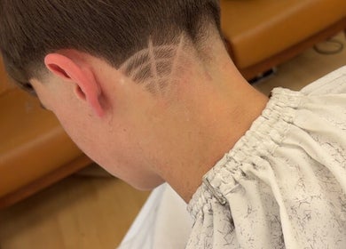 Design de rasage à DBL-Cutzz, Quetigny, Bourgogne-franche-comté, FR. Coupe artistique sur la nuque.