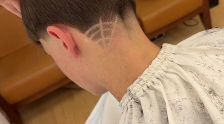 Design de rasage à DBL-Cutzz, Quetigny, Bourgogne-franche-comté, FR. Coupe artistique sur la nuque.