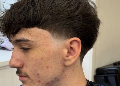 Coiffure tendance à DBL-Cutzz, Quetigny, Bourgogne-franche-comté, FR, mettant en valeur une coupe dégradée précise.