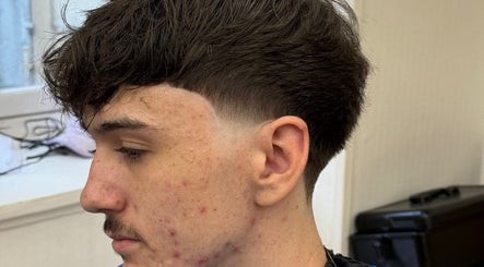 Coiffure tendance à DBL-Cutzz, Quetigny, Bourgogne-franche-comté, FR, mettant en valeur une coupe dégradée précise.