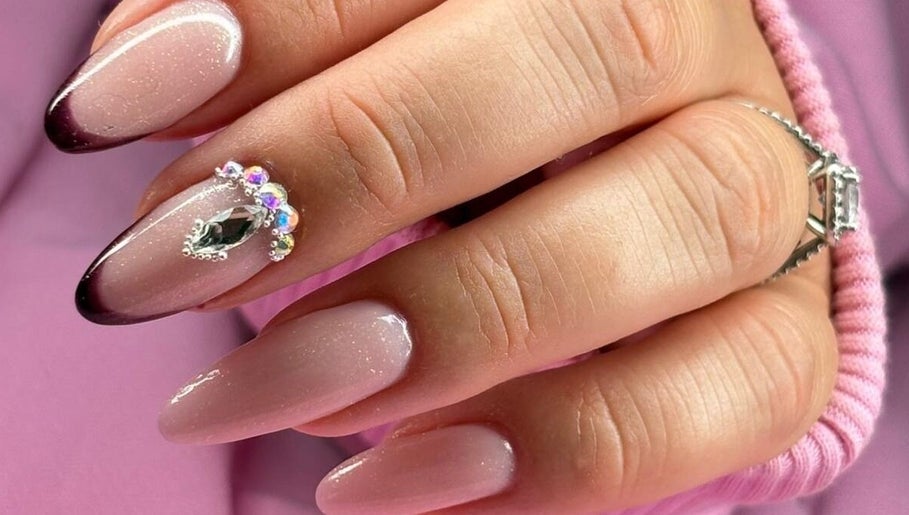 Manucure élégante à Line Beauty Secret, Crépy-en-valois, Hauts-de-france, FR, avec strass et pointe sombre.