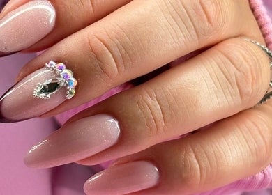 Manucure élégante à Line Beauty Secret, Crépy-en-valois, Hauts-de-france, FR, avec strass et pointe sombre.