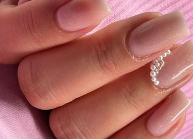 Nail art élégant avec perles chez Line Beauty Secret, Crépy-en-valois, Hauts-de-france, FR.