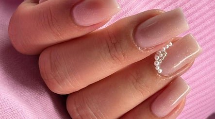 Nail art élégant avec perles chez Line Beauty Secret, Crépy-en-valois, Hauts-de-france, FR.