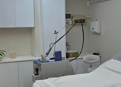 Δωμάτιο θεραπείας στο Mandarinlaser_aesthetics, Λεμεσός, Λεμεσός, CY με μοντέρνο εξοπλισμό και άνετο ντιβάνι.