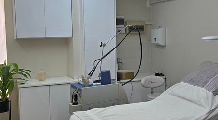 Δωμάτιο θεραπείας στο Mandarinlaser_aesthetics, Λεμεσός, Λεμεσός, CY με μοντέρνο εξοπλισμό και άνετο ντιβάνι.