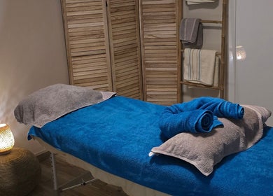 Καλαίσθητος χώρος θεραπείας στο Mandarinlaser_aesthetics, Lemesos, Lemesos, CY με πετσέτες και μαλακό φωτισμό.