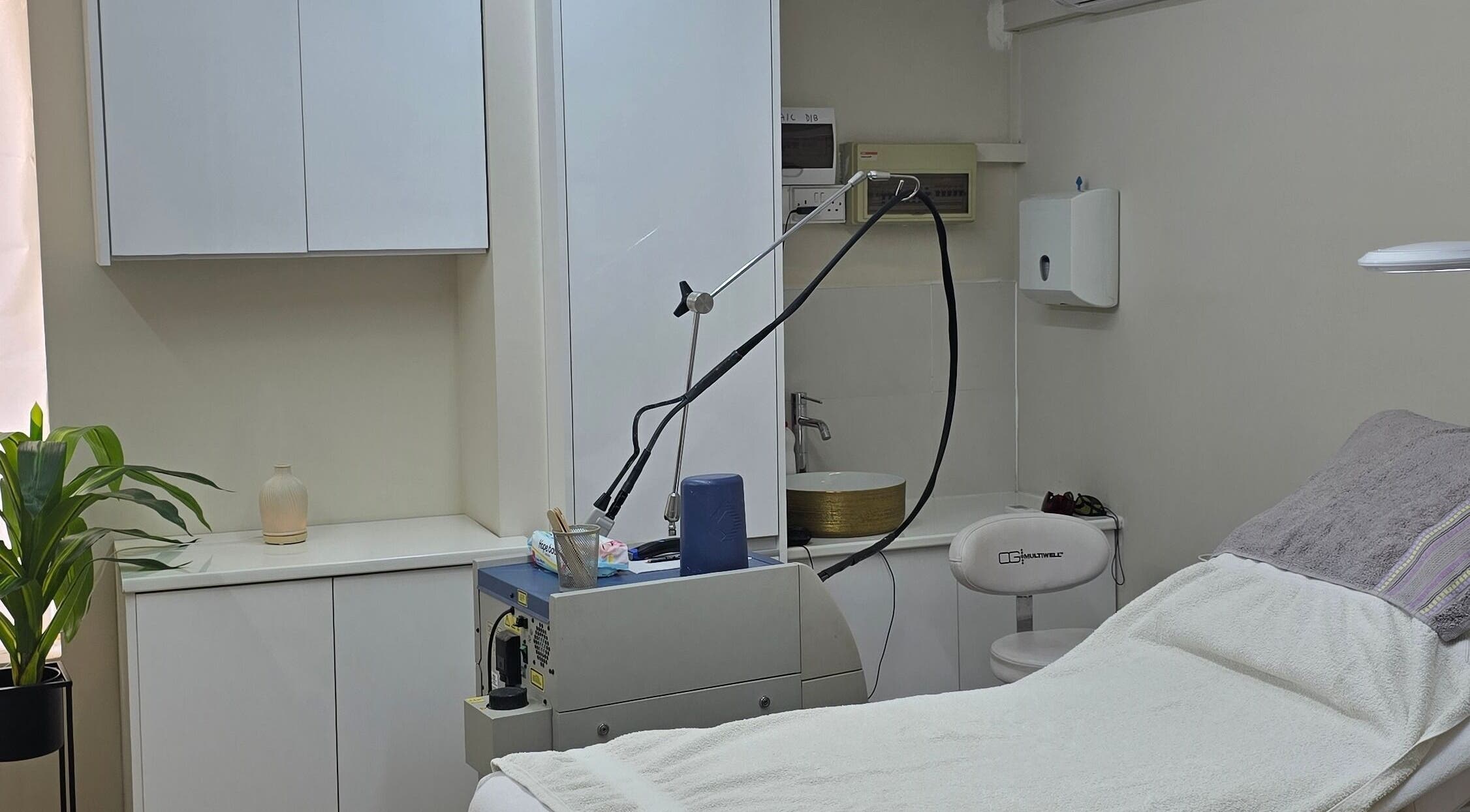 Κομψό δωμάτιο περιποίησης στο Mandarinlaser_aesthetics, Lemesos, Lemesos, CY με μοντέρνο εξοπλισμό.