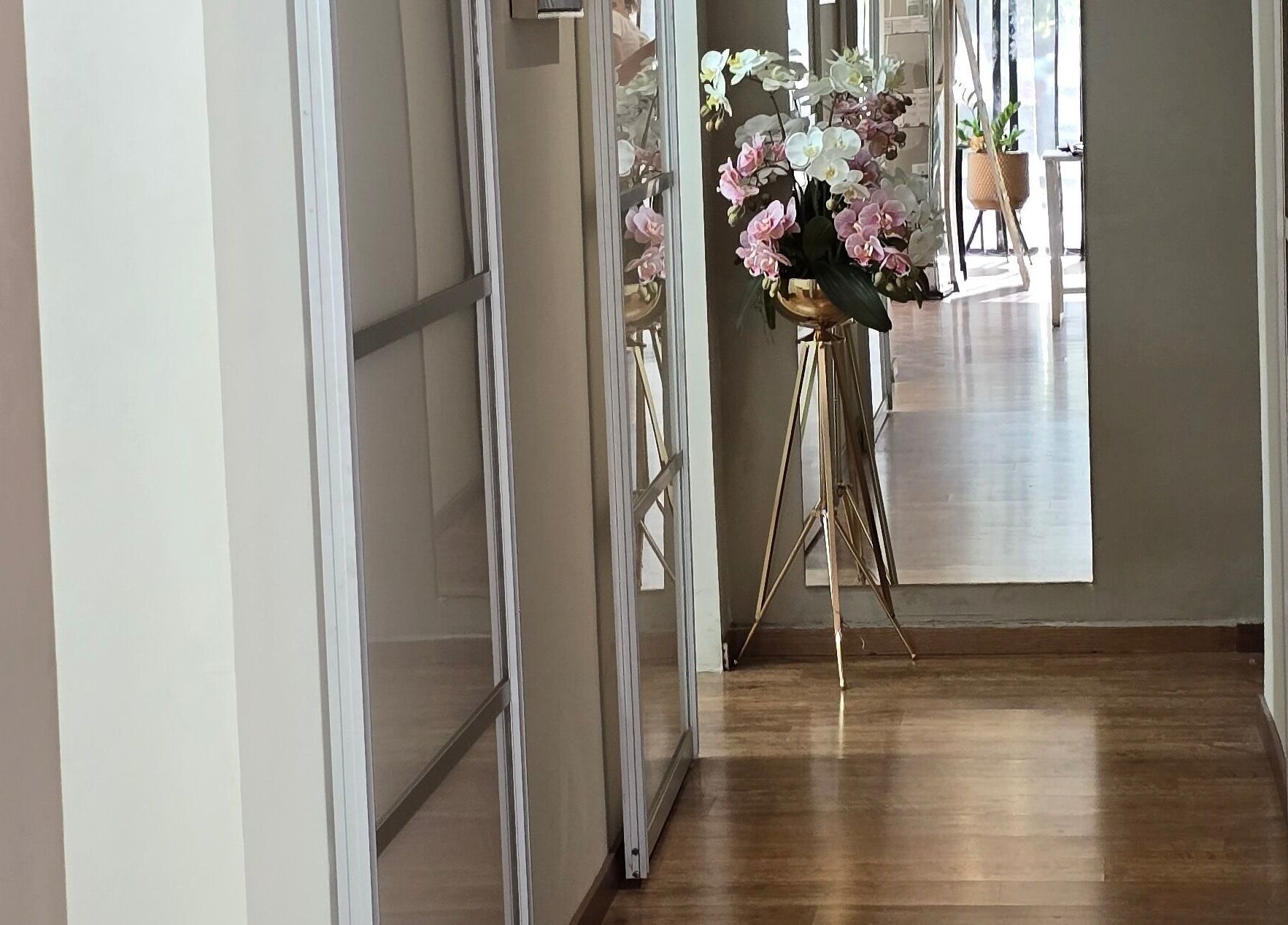 Διάδρομος με λουλούδια στο Mandarinlaser_aesthetics, Λεμεσός, Λεμεσός, CY.