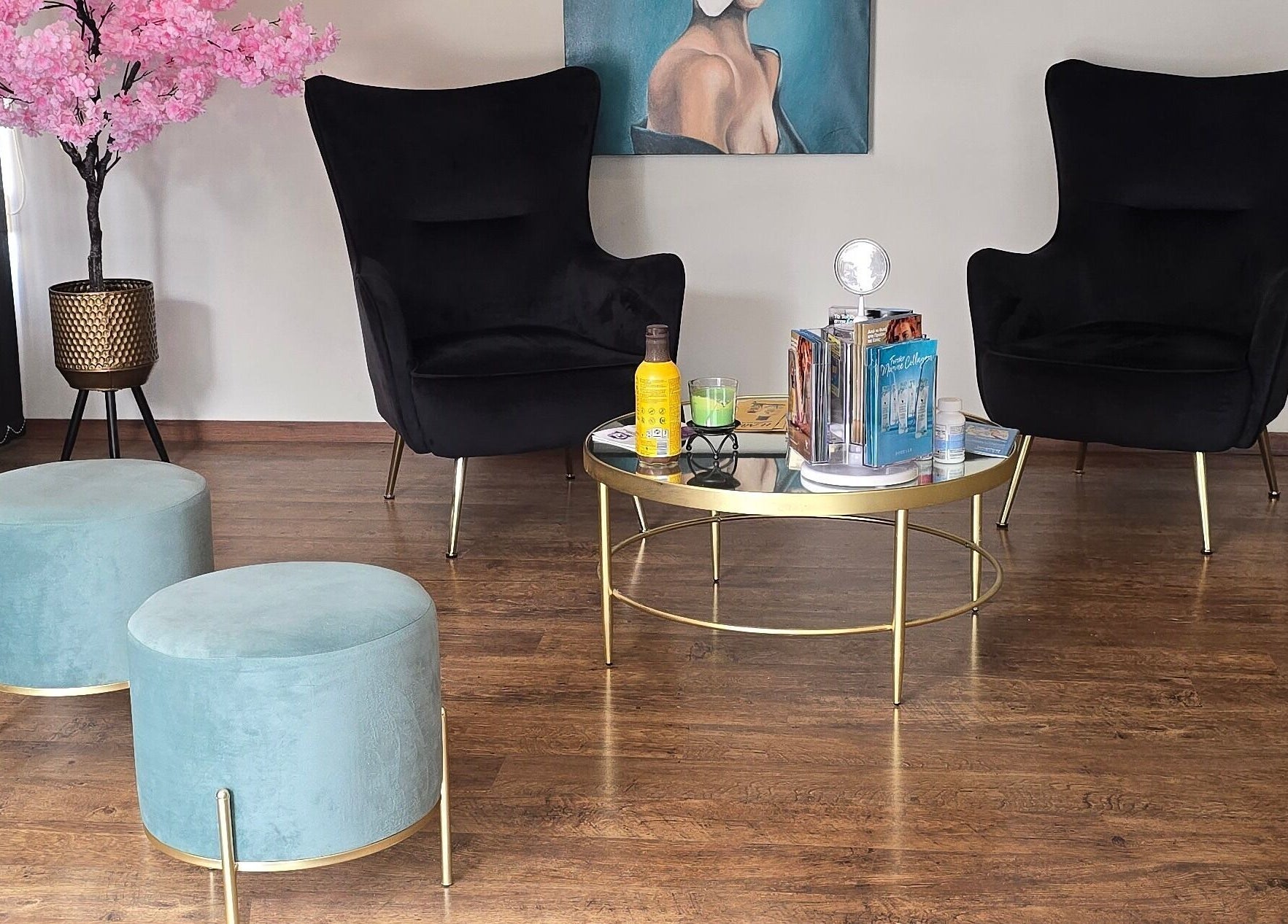 Πολυτελές σαλόνι στο Mandarinlaser_aesthetics, Lemesos, Lemesos, CY με μοντέρνα έπιπλα και πινελιές τέχνης.