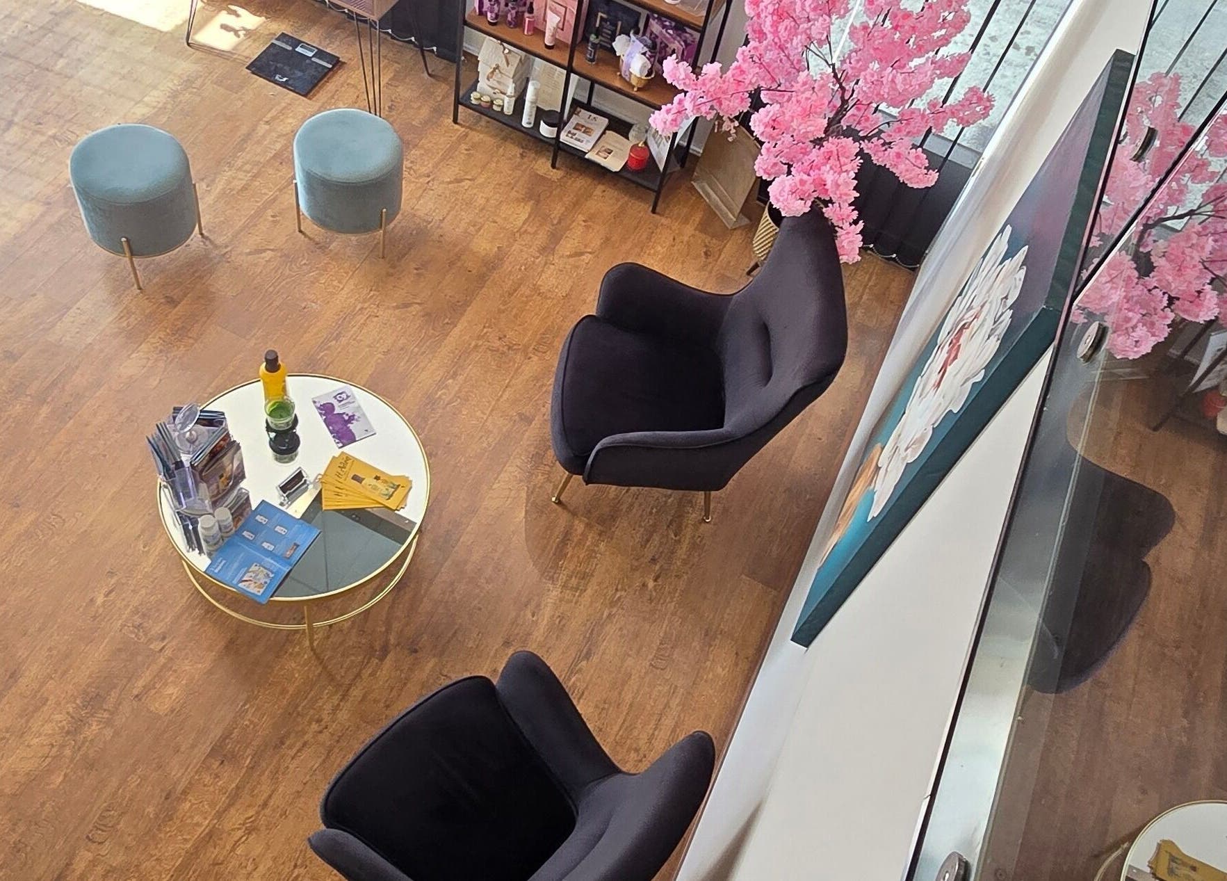 Η αίθουσα υποδοχής στο Mandarinlaser_aesthetics, Λεμεσός, Κύπρος, με μοντέρνα καθίσματα και διακόσμηση.