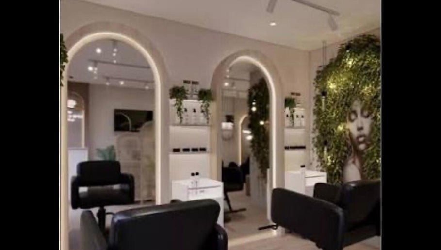 Interior moderno de Griseidabeauty_salon en Londres, Inglaterra, GB, con sillas negras y espejos iluminados.