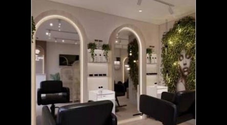 Interior moderno de Griseidabeauty_salon en Londres, Inglaterra, GB, con vegetación y espejos iluminados.