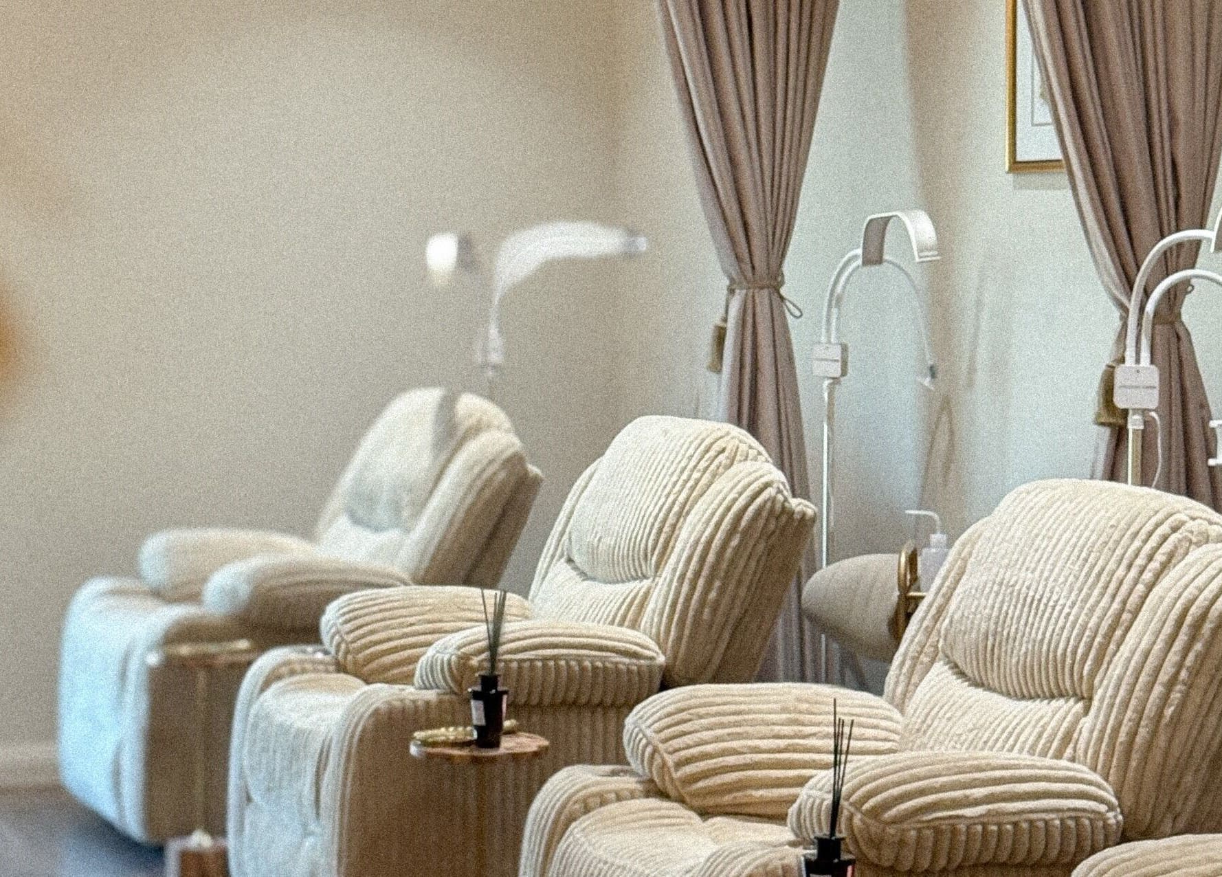 مساحة مريحة في صالون نورا البوعينين، الخبر، المنطقة الشرقية، SA.