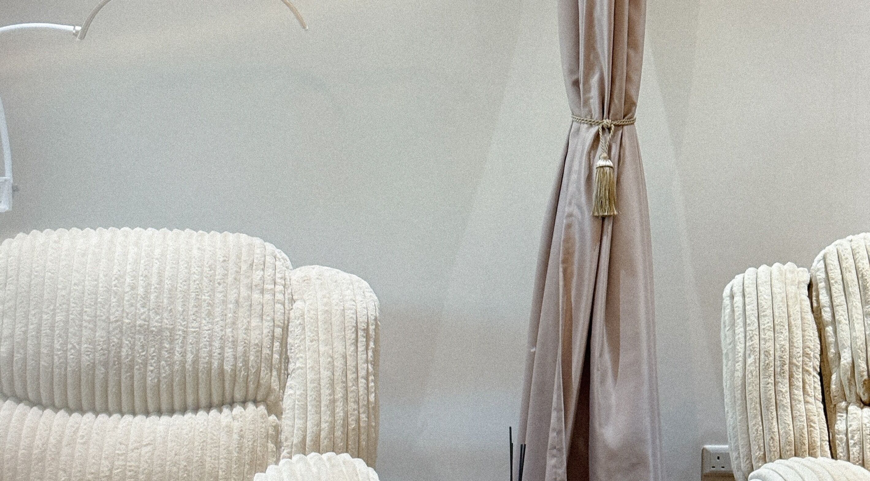 كرسي استرخاء فاخر في صالون نورا البوعينين، الخبر, المنطقة الشرقية, SA.