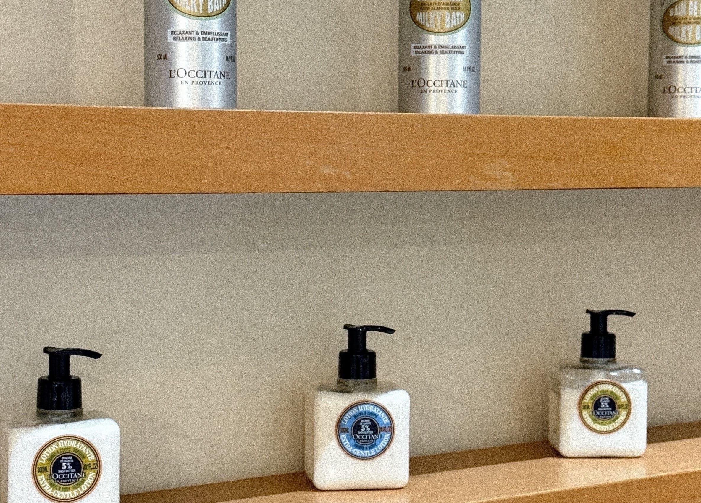 منتجات L'Occitane في صالون نورا البوعينين بالخبر، المنطقة الشرقية، SA توفر تجربة استرخاء فاخرة.