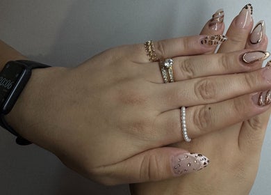 Mains avec nail art élégant chez M.B. Atelier Nail's, Clermont-Ferrand, Auvergne-Rhône-Alpes, FR.