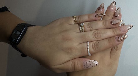Mains avec nail art élégant chez M.B. Atelier Nail's, Clermont-Ferrand, Auvergne-Rhône-Alpes, FR.