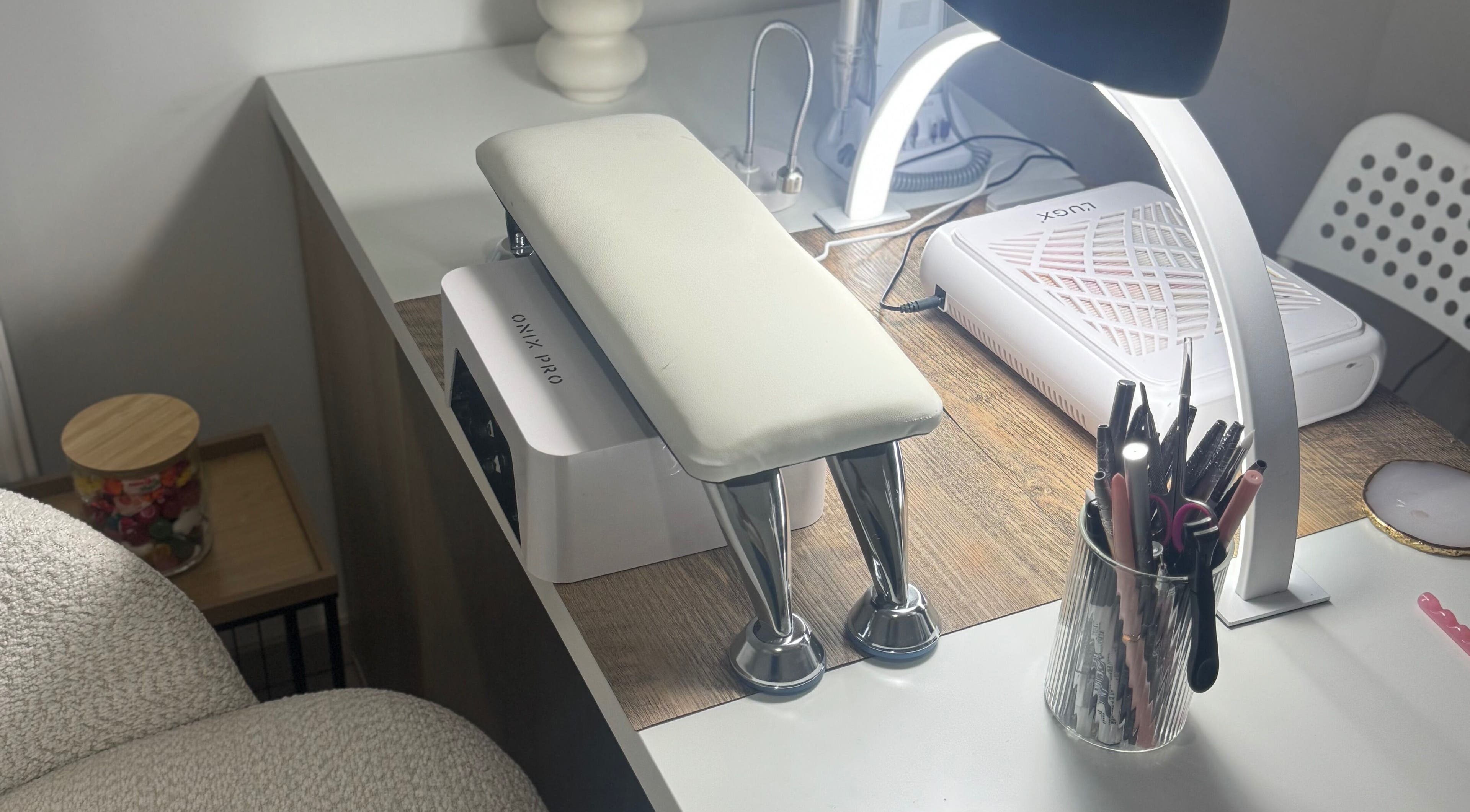 Station de manucure élégante à M.B. Atelier Nail's, Clermont-Ferrand, Auvergne-Rhône-Alpes, FR.