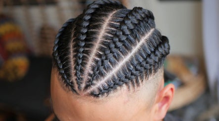 Tresses soignées réalisées par Bk coiffure à Paris, France, FR. Salon de coiffure expert en styles modernes.