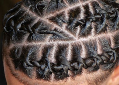 Coiffure tressée élégante chez Bk coiffure, Paris, France, FR. Style moderne et soigné pour un look unique.