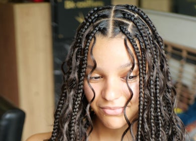 Coiffure tressée élégante chez Bk coiffure, Paris, France, FR, mettant en valeur des tresses modernes.