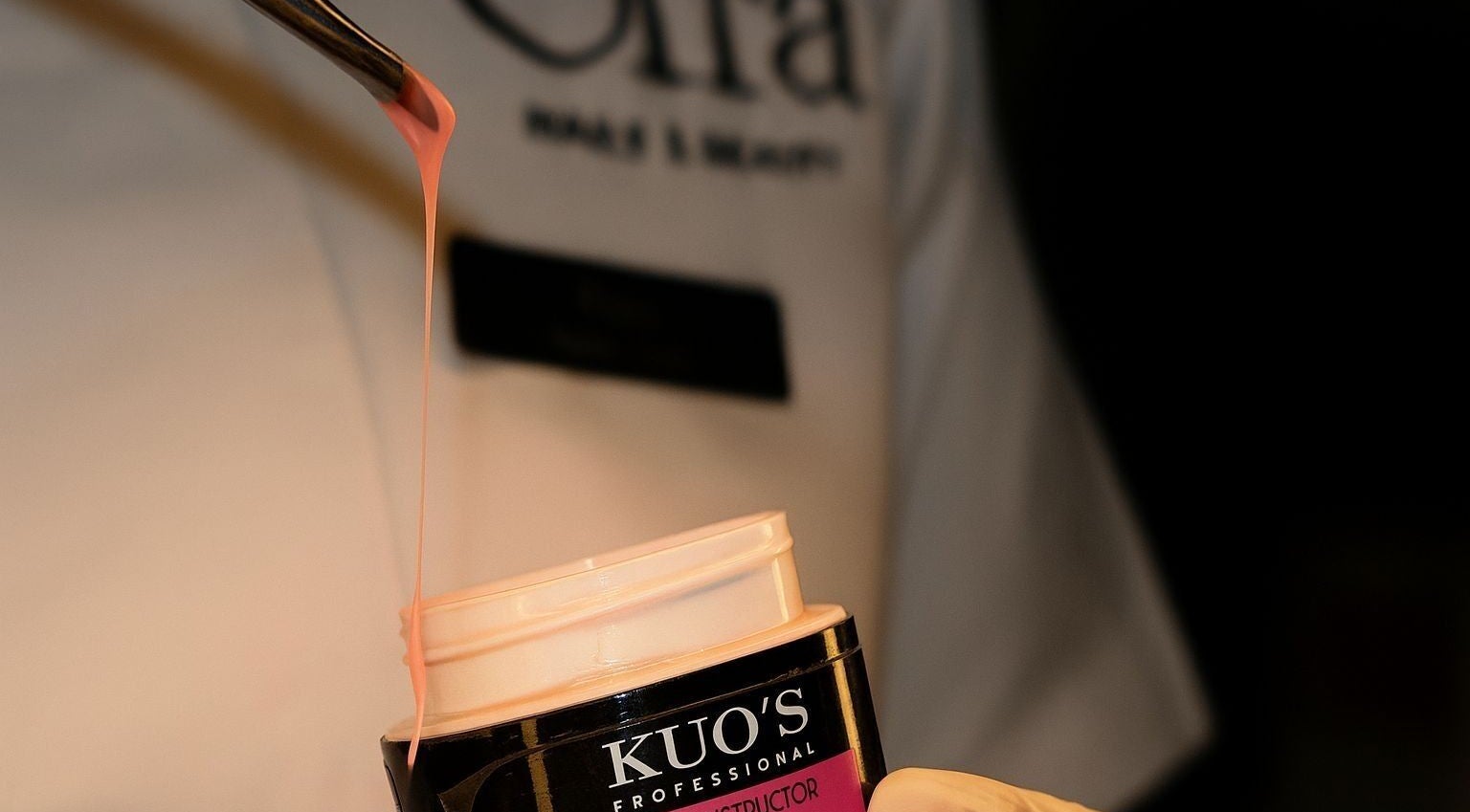 منتج تجميلي في أورّا سبا - Al Mubarraz، المنطقة الشرقية، السعودية يظهر أثناء جلسة العناية.