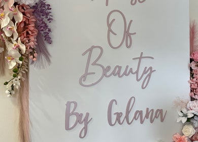 Элегантная флористическая композиция и вывеска на светлом фоне в Elena Seleznova, Boca Raton, Florida, US.