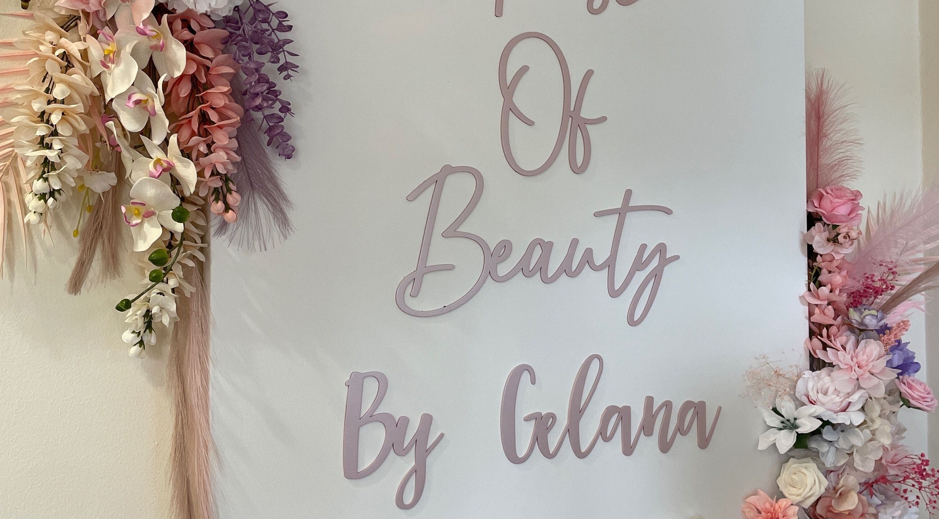 Элегантная флористическая композиция и вывеска на светлом фоне в Elena Seleznova, Boca Raton, Florida, US.