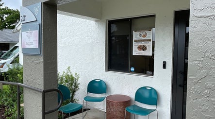 Элегантный вход в Elena Seleznova в Boca Raton, Florida, US с удобными креслами.