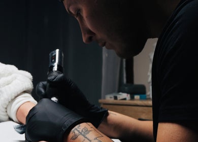 Artista al lavoro su design unico da Stan Ink Tattoo, Lissone, Lombardia, IT.