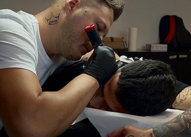 Artista al lavoro su un tatuaggio presso Stan Ink Tattoo a Lissone, Lombardia, IT.