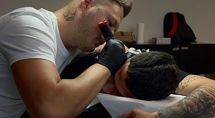 Artista al lavoro su un tatuaggio presso Stan Ink Tattoo a Lissone, Lombardia, IT.