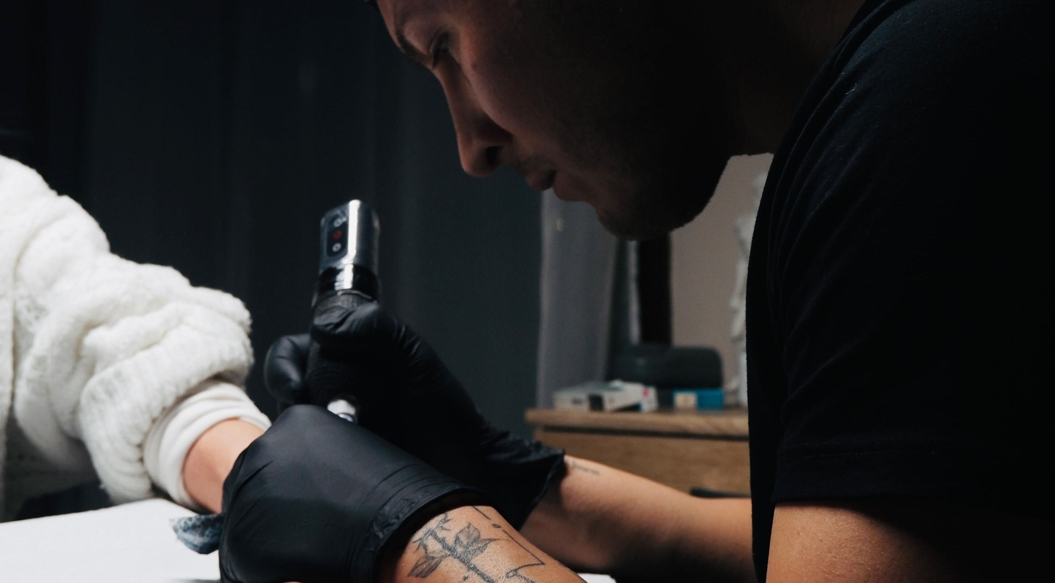 Artista all'opera su un tatuaggio a Stan Ink Tattoo, Lissone, Lombardia, IT.