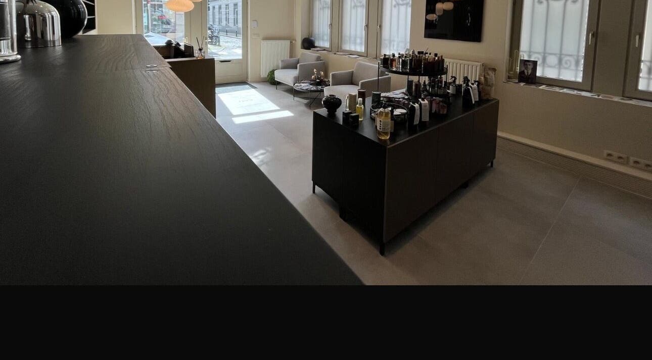 Modern, relaxing interior of Cmj Health Care & Beauty in Bruxelles, Bruxelles, BE featuring sleek furnishings.