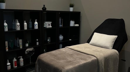 Cmj Health Care & Beauty treatment room in Bruxelles, with massage table and product shelves.