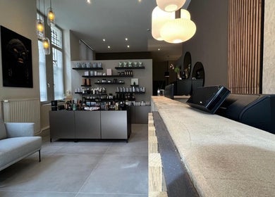 Cmj Health Care & Beauty lounge with modern decor in Bruxelles, Bruxelles, BE featuring cozy seating.