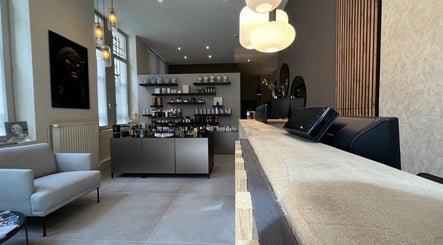 Cmj Health Care & Beauty lounge with modern decor in Bruxelles, Bruxelles, BE featuring cozy seating.